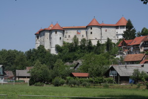 Hrad v Žužumbergu. Tady nám siestu překazili technické služby sekáním trávy
