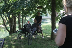 A tady už se zadařilo. První akcička s místníma v brodu