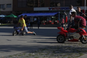Hlavní náměstí v Tetovu - ohromná půjčovna všech možných vozítek