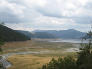 Pohled přes upuštěnou nádrž Lacul Vidra.