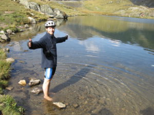 Jezero Balea Lac. Původně měla být koupačka,ale nakonec to skončilo u noh.